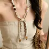 Nuevo Collar con Colgante de Flor Cuadrada Geométrica de Resina Sentido de Diseño de Nicho Cadena para Clavícula Moda Retro Collar Versátil