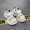 Tênis Casuais Respiráveis de Malha para Meninos 2026 Primavera/Verão Novos Tênis Versáteis da Moda para Crianças Tênis Estilosos 'Dad Shoes' para Meninas