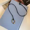 Collar Circular Negro de Cuerda Estilo Coreano Lujo Ligero con Colgante Exquisito Hueco, Diseño Largo Simple y Elegante, Accesorio Versátil de Gama Alta de Nicho