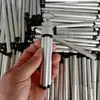 Trípode mini de escritorio pequeño para venta al por mayor, soporte mini portátil de dos secciones, trípode de tubo de aluminio para foto de teléfono móvil