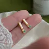 Pendientes de Tachuela de Zirconia Esmeralda Microincrustada de un Solo Carácter para Mujer Estilo Retro Francés de Lujo Ligero Temperamento Versátil Sensación de Alta Gama Pendiente de Perla