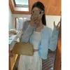 Cárdigan de punto redondo color azul leche, un top corto ajustado de manga larga para mujer, perfecto para conjuntos de principios de otoño estilo coreano.