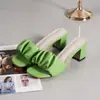 Novos Sandálias Slip-On de Salto Médio Plissadas de Tamanho Grande para Mulheres, Sandálias Coloridas Doces de Salto Grosso Quadradas para Comércio Exterior, Loja Independente