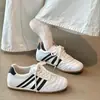 Zapatillas de entrenamiento alemanas de suela gruesa para mujer, nuevas zapatillas blancas versátiles primavera/verano 2026, zapatillas deportivas casuales con cordones, suela plana, zapatillas Forrest Gump