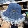 Sombrero de pescador de mezclilla peludo estilo coreano para mujer, moda de viaje de primavera y otoño, sombrero tipo cubeta de mezclilla lavado con efecto desgastado, con emblema metálico y ala ancha