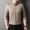 Camisa masculina popular de manga comprida para o outono, moderna, casual, versátil, resistente a rugas, não precisa passar, carcela de botões oculta, camisa sem costura para homens