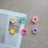 Nuevos Accesorios de Resina de Pétalos y Estambres de Flores Transparentes Dulces Venta al por Mayor Llavero de Pegamento de Crema DIY Funda de Teléfono Crocs