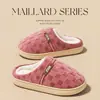 Zapatillas de terciopelo de algodón jacquard sencillas para mujer, para uso doméstico en invierno, antideslizantes, de suela gruesa, forradas de felpa, cálidas y adecuadas para parejas, con diseño de punta cerrada y textura esponjosa