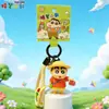 Llavero Auténtico de Dibujos Animados Shin-Chan Serie Tiempo al Aire Libre para Pareja Mochila Colgante Creativo Divertido para Coche