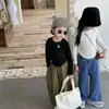 Camisetas de manga longa para meninas para primavera e outono, camisetas básicas versáteis de cor sólida estilo coreano, estilosas e da moda para bebês e crianças, atacado