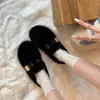 Sapatos de pele totalmente fechados femininos plus novo estilo outono e inverno uso externo 2026 chinelos de algodão sola plana slip-on pelúcia quentes sapatos de feijão