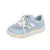 Tenis blancos de malla calada para mujer, nuevo estilo coreano de verano, tenis versátiles deportivos casuales, zapatos de moda urbana para mujer