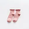 Calcetines Blancos de Encaje Populares de Amazon para Mujer, Transpirables Estilo Primavera y Otoño Calcetines Versátiles, Calcetines Negros Plisados para Estudiantes Mujeres