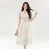 Fornecimento Transfronteiriço Moda Nova Verão 2025 Decote V Manga Curta Recorte Renda Bordada Cintura Bainha Larga Vestido