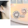 Yihua girasol floreciendo aretes de tachuela de girasol joyería chapada en plata para mujer venta al por mayor aretes de crisantemo y perla combinan con todo