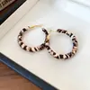 Aretes de aro geométricos redondos con estampado de leopardo y goteo de aceite color marrón melardo, aretes retro simples europeos y americanos, aretes para mujer con sensación de lujo ligero y alta gama