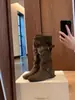 Botas de mujer 2026 con hebilla de cinturón, botas de tacón de bloque a media pantorrilla, botas de moda nuevas, tela de estilo retro versátil plisada simple
