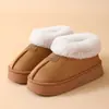 Chinelos fofos de sola grossa para mulheres, para uso externo e interno no inverno, sapatos quentes de algodão com forro de pelúcia, sola macia antiderrapante, chinelos de algodão que aumentam a altura para casais