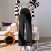 Calça pantalona de fleece forrado branca para gestantes, espessa e quente para outono e inverno, adequada para uso ao ar livre, com um design solto e casual de perna reta