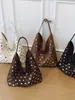 Envio Internacional Disponível: Novo Design Moderno, Bolsa Tote de Ombro Único Estilosa com Decoração de Rebites, Bolsa Feminina de Alta Qualidade