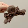 Presilha de cabelo de pelúcia cor de café estilo coreano, um acessório de cabelo sofisticado e versátil para mulheres, tamanho grande, realça o volume do cabelo, estilo presilha de tubarão