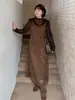 Vestido slip elegante e sofisticado Ino para mulheres plus size, nova coleção outono 2026, cor Maillard, vestido longo versátil e que afina a silhueta, 313609