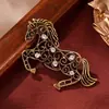 Broche de Caballo de Alta Gama para Mujer, Moda de Lujo Ligero, Corsage Retro de Nicho, Accesorios para Traje, Joyería de Pines al por Mayor