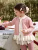 Suéteres infantiles Tongbei hechos a medida con diseño de dos piezas falso, colores contrastantes, bordes con volantes y logotipos intercambiables para niñas, disponibles en personalización de lotes pequeños.