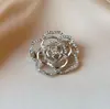 Broche Personalizado Estilo Nuevo 2026 con Acabado de Alta Gama para Mujer, Pin de Diseño de Nicho Lujoso Ligero, Accesorio para Ropa, Broche de Mariposa Floral