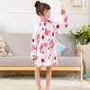Roupão de flanela estampado infantil para meninos e meninas com capuz, roupa de casa, pijama infantil de outono e inverno, toalha de banho quente, vestuário infantil