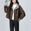 Elegante chaqueta de cuero marrón nueva para personas petite, abrigo corto de otoño con patchwork de cuadros retro y cuello de solapa