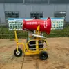 Máquina oruga para hacer nieve para estación de esquí al aire libre, máquina de copos de nieve paisajística, boca de cobre, tipo neumático de empuje manual, cañón de niebla, máquina para hacer nieve