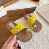 Pantuflas para Niños 2026 Verano Nuevas Chanclas Estilo Coreano para Niñas Sandalias Deslizantes Versátiles Retro con Lunares Modernas