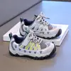 Zapatos para niñas 2026 otoño nuevo modelo zapatillas deportivas infantiles casuales con suela blanda zapatillas de entrenamiento para niñas para niños mayores corriendo