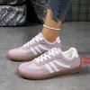 Venta al por mayor de fabricante de zapatillas deportivas casuales con cordones de nuevo estilo 2026, zapatillas de malla, zapatos de entrenamiento alemanes de suela plana para mujer, zapatos de mujer
