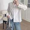 Camisa branca de manga longa bordada com coração em estilo artístico para mulheres, solta e modeladora, feita de algodão puro, adequada para usar em camadas na primavera e no outono.