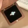Anel de Trevo de Quatro Folhas de Design de Luxo Leve Vintage para Mulheres, Joia de Mão Simples Versátil para o Dia a Dia com Temperamento Exquisito Personalizado