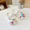 Zapatos de playa Mary Jane huecos DIY con decoración de dibujos animados para niñas, pantuflas antideslizantes de punta cerrada para uso en exteriores.