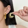 Brincos de Girassol Geométricos de Metal Estilo Europeu e Americano para Mulheres, Brincos de Design de Nicho Coração Line Art, Acessórios de Orelha da Moda para o Dia a Dia