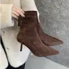 Botines elásticos de punta fina con tacón de aguja, estilo coreano, para mujer, nueva colección de invierno 2026, de ajuste ceñido, color té con leche, botines tipo calcetín con cremallera trasera