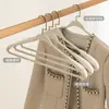 Novos cabides curvos, espessos e reforçados para uso doméstico, projetados para adultos, apresentando um design sem costura para evitar marcas nos ombros, e adequados para roupas secas e molhadas, oferecendo um toque de luxo