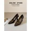 Sapatos Retro de Couro Genuíno Salto Agulha 7cm 2026 Novo Preto Slip-On para o Trabalho Sapato Baixo de Bico Aberto para Mulheres