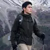 Jaqueta Casual Esportiva Macia Elástica Softshell Nova para Homens Primavera e Outono Jaqueta com Capuz Tendência Top para Uso ao Ar Livre