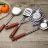 Conjunto de 4 Peças de Utensílios de Cozinha em Aço Inoxidável com Cabo Longo e Acabamento em Madeira: Espátula para Mexer, Espátula para Fritar, Concha para Sopa, Escumadeira