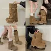 Botas de Cano Curto Marrons Retrô com Solado Grosso para Mulheres, Novidade Outono/Inverno 2026 Estilo Britânico Que Aumenta a Altura Botas de Motociclista para Mulheres Baixas, Botas Biker Doces e Descoladas