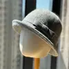 Chapéu de feltro de lã estilo Hepburn com aba redonda para mulheres outono e inverno casual versátil estilo garota rica faz o rosto parecer menor chapéu balde moderno