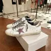 Nuevas zapatillas de mujer 2024 con patrón de estrellas desgastado, hechas de cuero genuino, con un aspecto retro ligeramente usado, versátiles para uso casual y deportivo, de corte bajo y suela plana