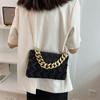 Bolso de hombro de cadena simple nuevo 2022 color liso moda plisado burbuja retro textura casual oblicuo pequeño cuadrado
