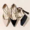 Zapatos de tacón alto de punta con tachuelas de color nude, con tacón grueso y plataforma impermeable, con una sola tira, que exudan un ambiente de socialité, cómodos y no cansan los pies, Nuevo modelo 2026