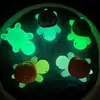 Explosiones Tortuga Pequeña Luminosa Adornos Pequeños de Resina Accesorios de Pegamento de Crema Juguete de Adornos para Agitar y Tocar Tortuga DIY